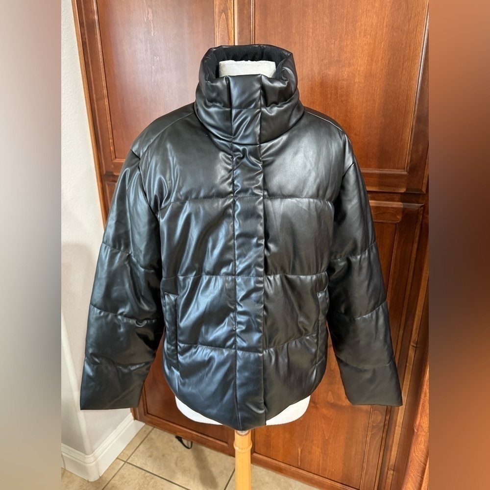 NWT‎ black puffer jacket
